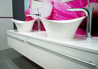Fioletowa łazienka w luksusowym stylu