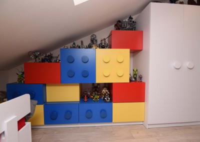 Dekoracyjny regał na ścianie pokoju dziecięcego stworzonego przez architekta z Mobiliani Design.